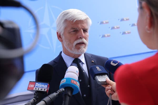 Президент Чешской Республики П. Павел, в прошлом натовский генерал