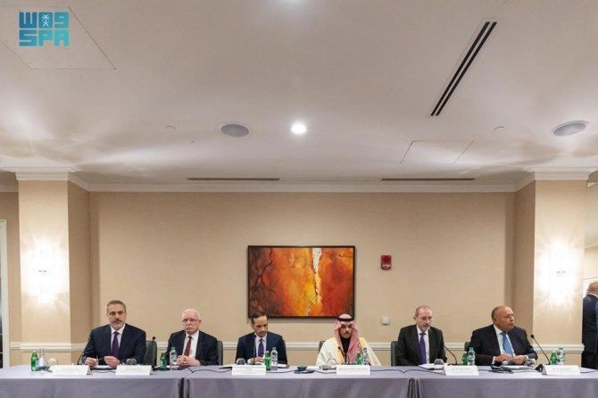 Арабо-исламский министерский комитет проводит пресс-конференцию по прекращению огня в Газе в Вашингтоне 8 декабря 2023 года