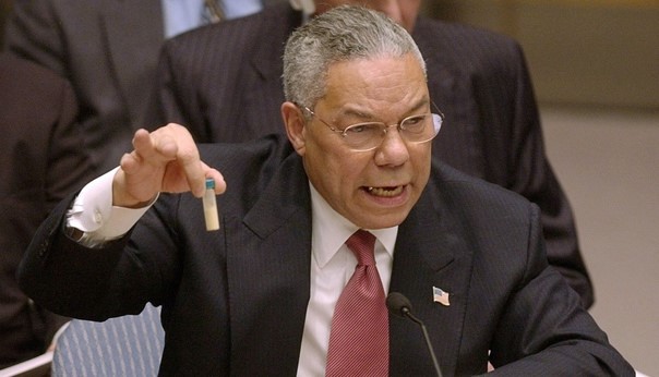 Госсекретарь США К. Пауэлл со знаменитой пробиркой в ООН