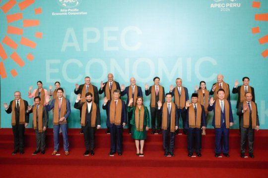 Саммит АТЭС в Лиме. В центре президет Перу Дина Болуарте, рядом Си Цзиньпин, Байден в дальнем углу второго ряда