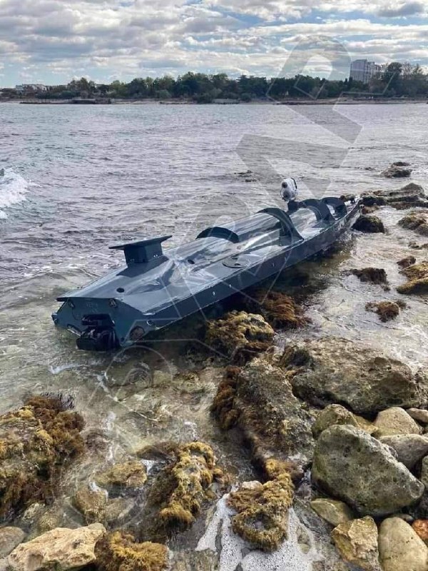 На всех фотографиях выброшенных на побережье Крыма дронов «МИкола-3» в корме беспилотника расположена новая прямоугольная антенна спутникового терминала Starlink.