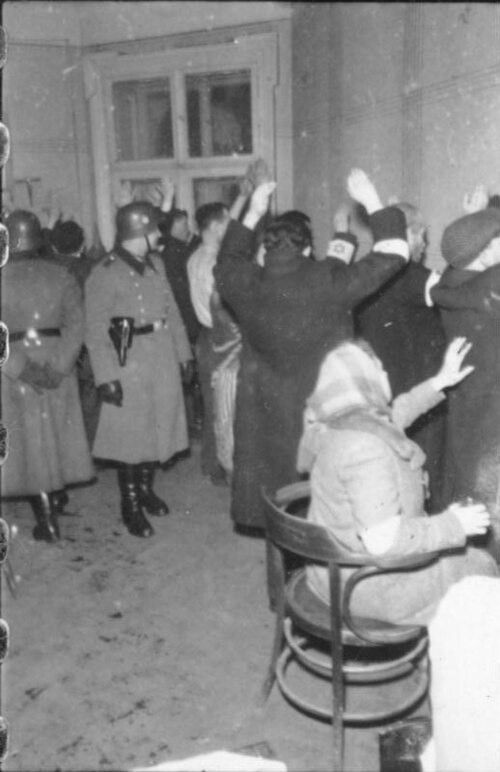 Арест евреев румынскими фашистами. Источник: «Википедия»