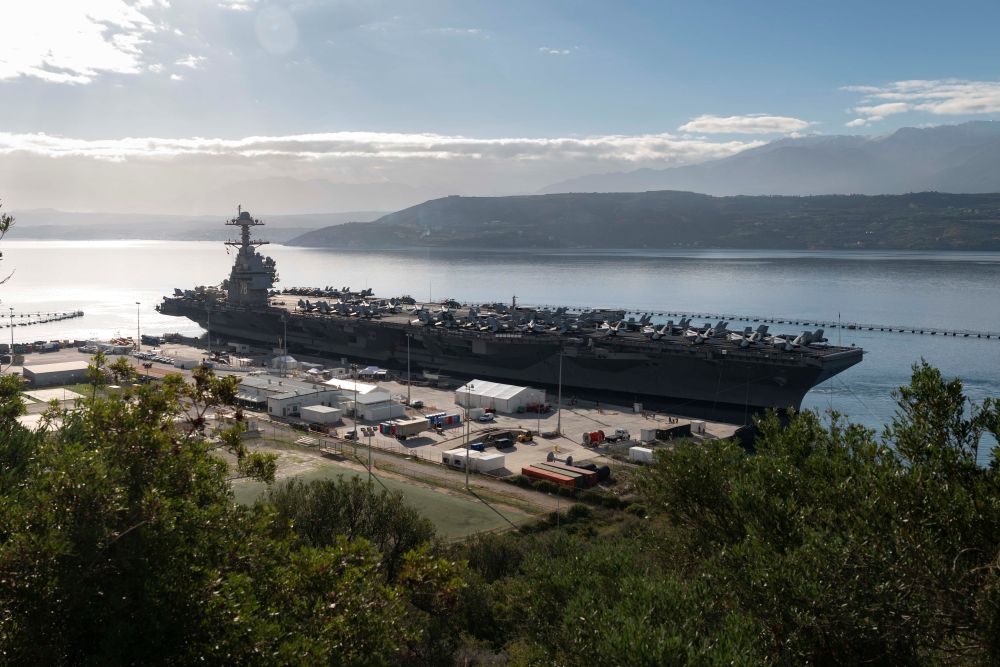 USS Gerald R. Ford (CVN-76) в порту в заливе Суда, остров Крит, 26 декабря 2023 года