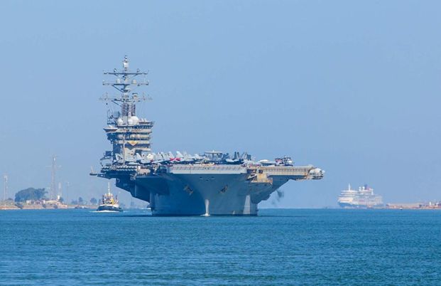 USS Dwight D. Eisenhower (CVN-69) проходит транзитом через Суэцкий канал, 4 ноября 2023 года. Фото ВМС США