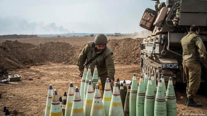 IDF soldiers with illegal phosphorus shells used in Gaza