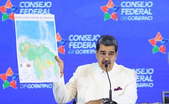 Николас Мадуро с картой новой Венесуэлы