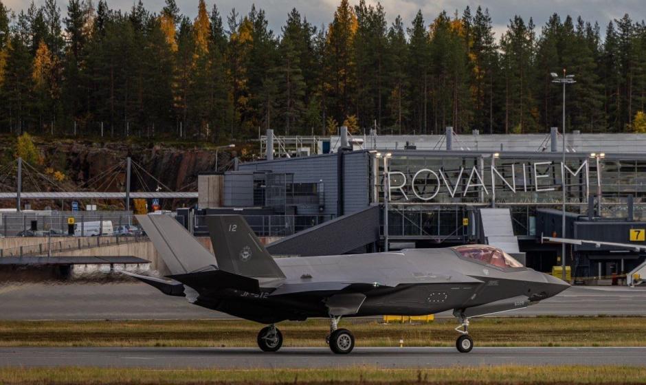 В Финляндию должны были прибыть три истребителя F-35 – первые машины, предназначенные для базы в Рованиеми. Однако приземлились только два. Третий самолет остался на Азорских островах из-за технической неисправности.