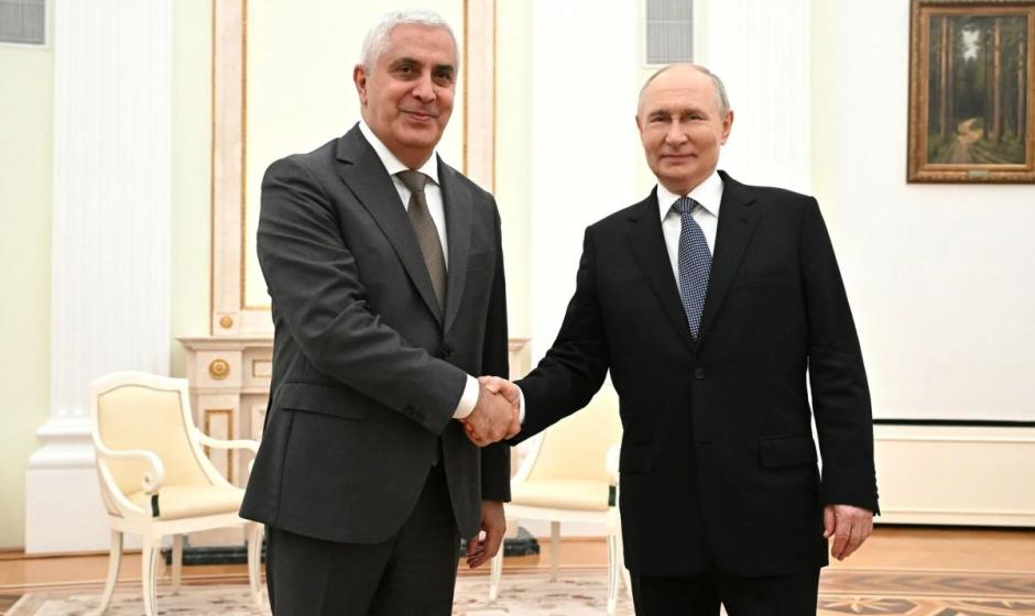 Президенты России и Южной Осетии Владимир Путин и Марат Камболов