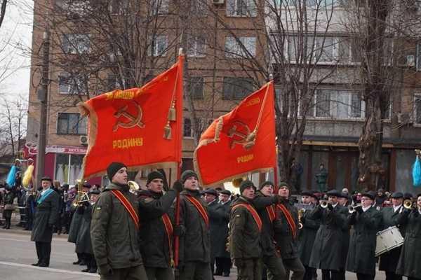 На Украине отмечают 23 февраля и маршируют под флагами Красной Армии