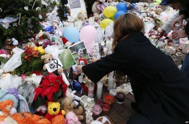 Цветы и игрушки детям, погибшим в школе Сэнди-Хук