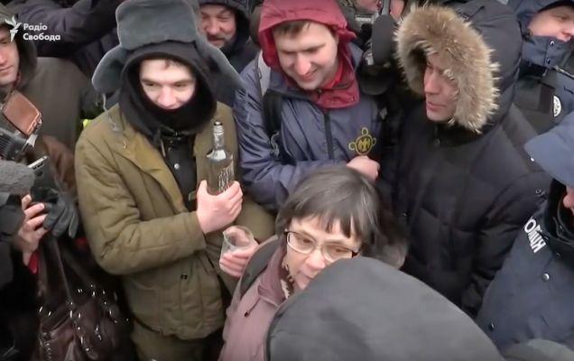 Украинские национал-радикалы не пропускают на избирательный участок гражданку России, 18 марта 2018 года