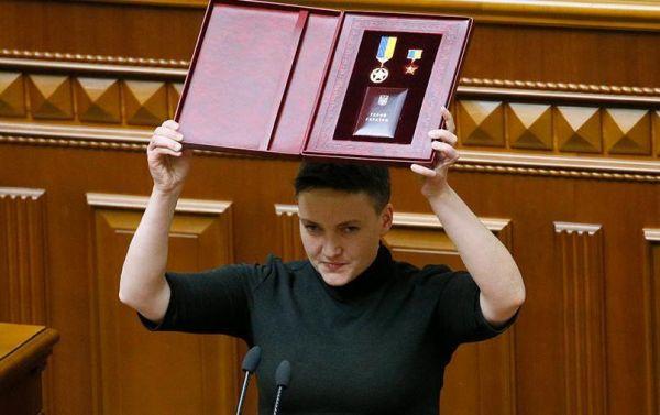 Надежда Савченко со звездой Героя Украины