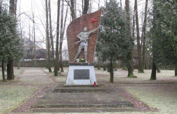 В приграничной с Белоруссией польской деревне Дубиче Церкевне Хайнувского повета снесён установленный в 1985 году памятник советским солдатам, освободившим деревню от фашистской оккупации. В боях за деревню в 1944 г. полегли 452 красноармейца.