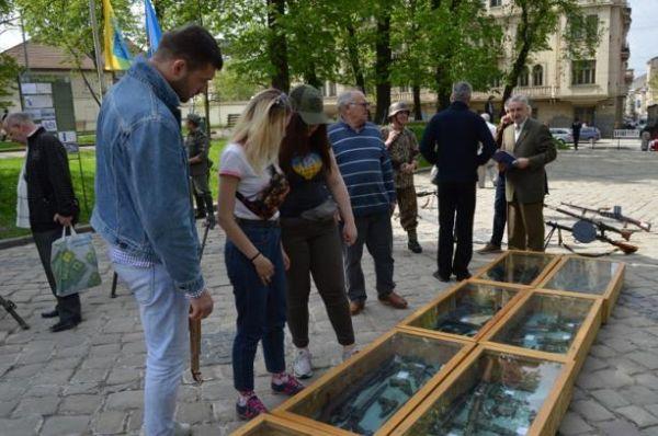 В центре Львова власти открыли уличную выставку в память об украинской дивизии СС «Галичина». Выставка стартовала 18 апреля и продлится до 6 мая – кануна Дня Победы 9 Мая.