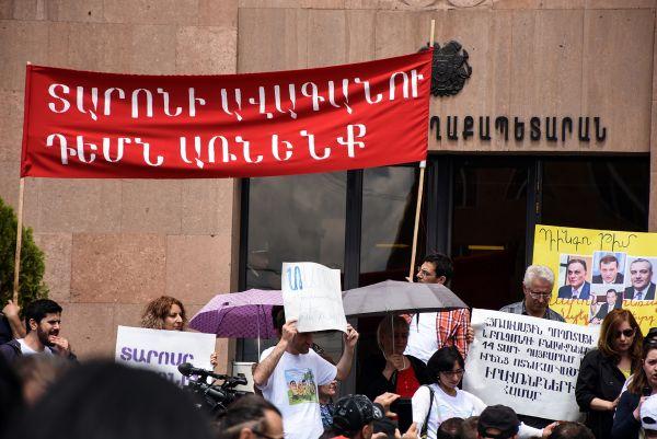 Пашинян делает первые назначения, формирует администрацию и правительство. Революционеры хотят новых отставок – в первую очередь, мэра Еревана. Также начались уличные акции с блокированием движения транспорта в поддержку «Сасна Црер».