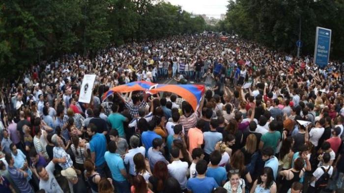 О подоплёке "бархатной передачи власти" в Армении, проблемах и перспективах развития республики.