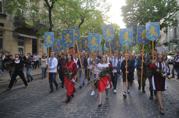 Молодые украинские нацисты маршируют в честь дивизии СС «Галичина»