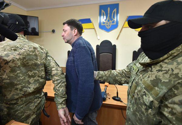 Главный редактор агентства РИА «Новости Украина» Кирилл Вышинский был задержан в Киеве 15 мая, а уже 17 мая городской суд Херсона арестовал журналиста на 60 суток без права внесения залога.