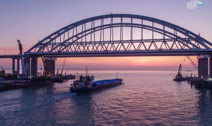 Крымский мост на рассвете.