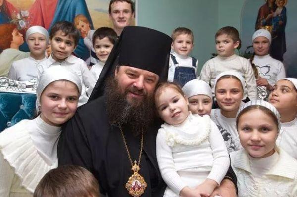 Архиепископ УПЦ Московского патриархата Лонгин (Жар) за усыновление более 400 сирот с изъянами развития в 2008 году был удостоен звания «Герой Украины».