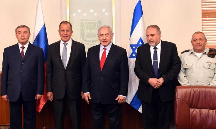 Премьер-министр Израиля Биньямин Нетяньяху, министр обороны Израилья Авигдор Либерман, министр иностранных дел России Сергей Лавнов, начальник Генерального штаба ВС России Валерий Герасимов.