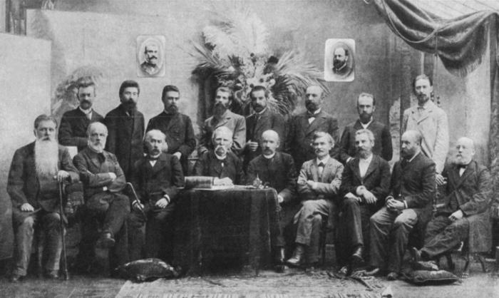 Выдающийся малороссийский историк Андрей Владимирович Стороженко (сидит второй справа) на торжествах в честь 15-летия журнала «Киевская старина». Весна 1898 года