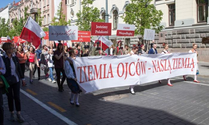 Традиционный марш поляков в Вильнюсе. Надписи на плакатах и транспарантах: «Земля отцов – наша земля», «Мы поляки».
