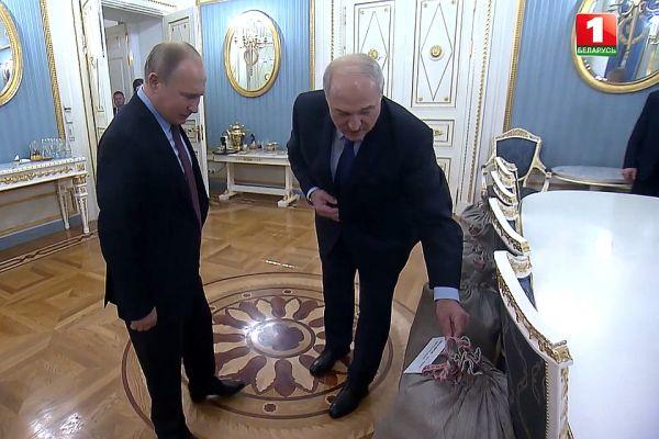Лукашенко привёз в Москву картошку и сало