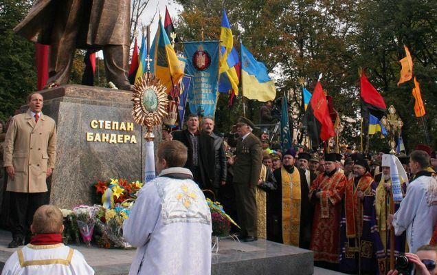 Памятник Бандере на Украине