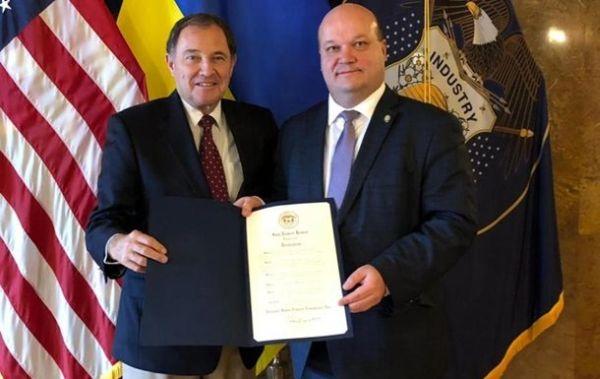 Губернатор штата Юта Гарри Герберт и посол Украины в США Валерий Чалый подписывают декларацию о признании «голодомора» геноцидом.