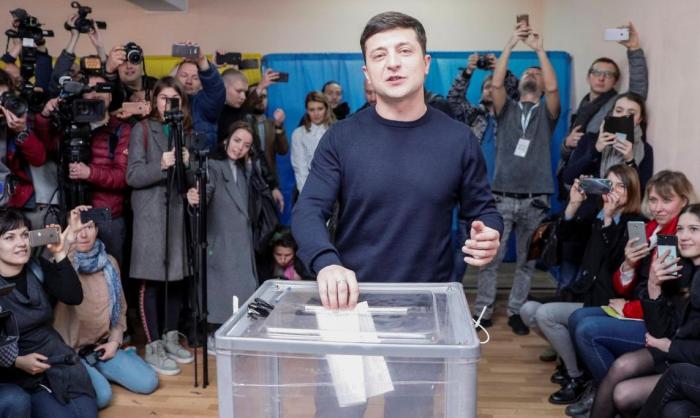 Владимир Зеленский голосует