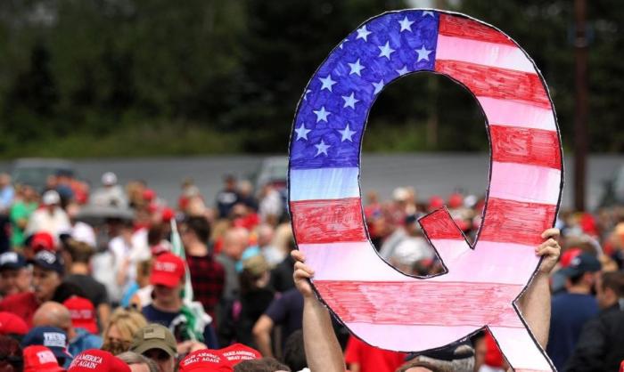 Движение QAnon продолжает борьбу против коррупции в США