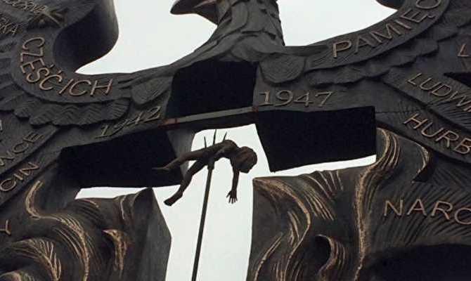 Памятник Волынской трагедии в Польше