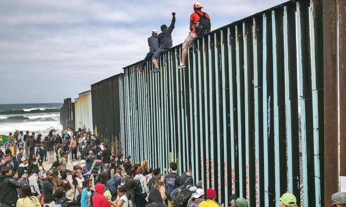 Мигранты штурмуют стену Трампа со стороны Мексики