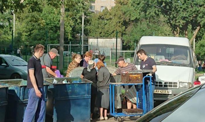 Жители Харькова возле супермаркета АТБ.