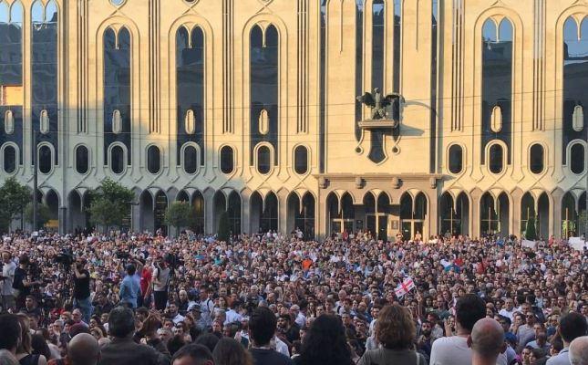 Один из митингов протеста грузинской оппозиции в Тбилиси