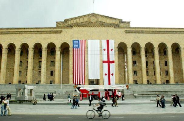 Здание грузинского парламента накануне визита в Тбилиси президента США Джорджа Буша в 2005 году.