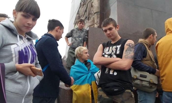 Украинские подростки на распродажу