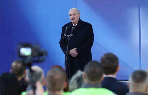 Президент Беларуси Александр Лукашенко выступает перед трудовым коллективом Светлогорского ЦКК 