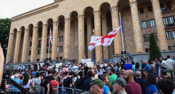 Митинги оппозиции перед зданием парламента в Тбилиси 	