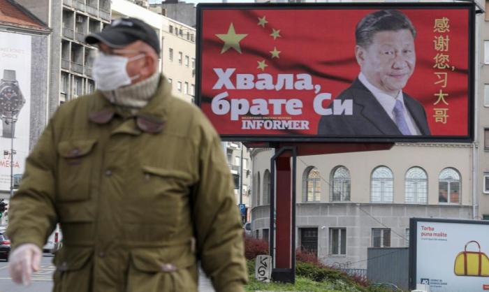Китайская помощь Сербии встречает благодарность в билбордах на улицах Белграда