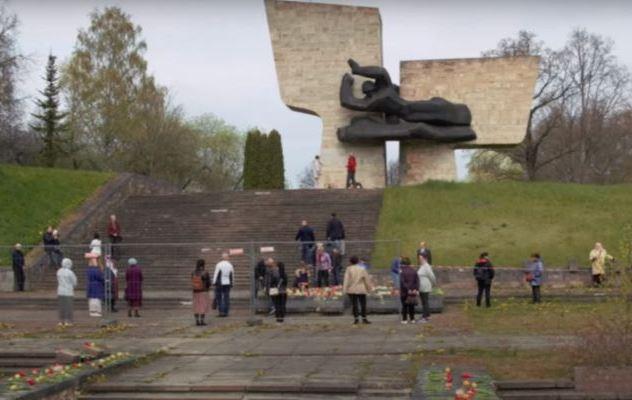 Мемориал на Воинском братском кладбище города Валмиера, Латвия, 9 мая 2020 года