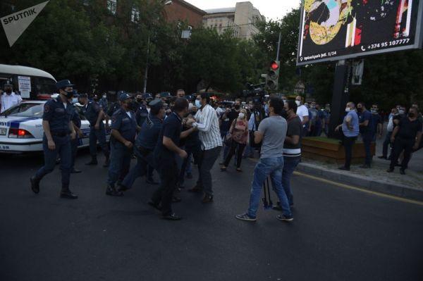 Стычки протестующих с полицией под стенами СНБ в Ереване