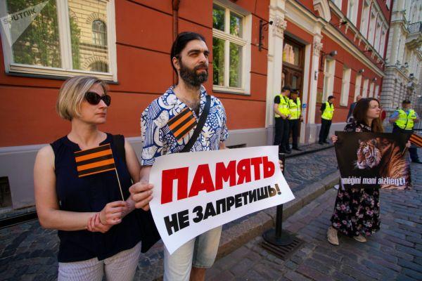 Акция протеста против запрета георгиевской ленточки у здания Сейма в Риге