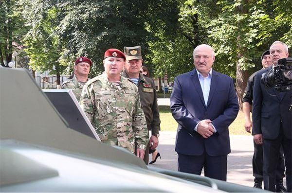 Президент Беларуси Александр Лукашенко осматривает спецтехнику в войсковой части 3214 внутренних войск МВД