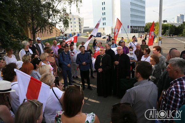 Польско-белорусские ксендзы во главе с уроженцем Белоруссии архиепископом Тадеушем Кондрусевичем, не стесняясь, подстрекает белорусов к антиправительственные протестам, демонстрируя им свою поддержку.