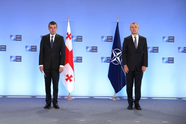 Премьер-министр Грузии Георгий Гахария и генеральный секретарь НАТО Йенс Столтенберг