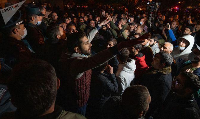 На улицах Еревана протестующие требуют отмены соглашения о прекращении войны 