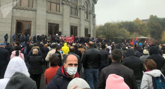 Митинг в Ереване с требованием отставки премьер-министра