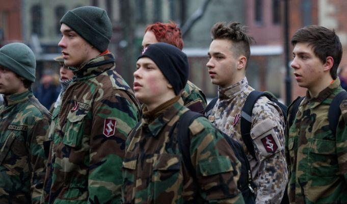 Латвия планирует «поставить под ружьё» своих подростков